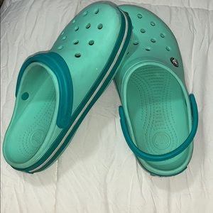 super cute blue striped crocs